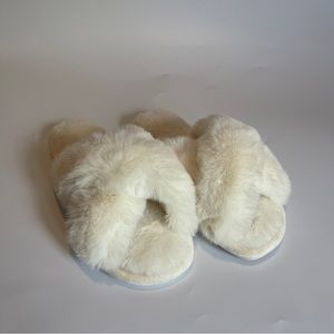 Women’s Cozyfurry Slipper Beige Sz. 5-6